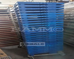 Maschine:   blaue Kunstoffpaletten