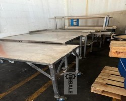 Maschine:  edelstahl Arbeitstische aus