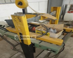 Maschine:   Kartonverschliessmaschinen