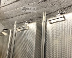 Maschine:   Rechteckige Edelstahltanks à  5’700l