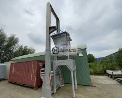 Maschine:   Hebe-Kipp-System mit Trichter und Förderschnecke