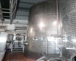 Maschine:  26.000 l  Edelstahltanks