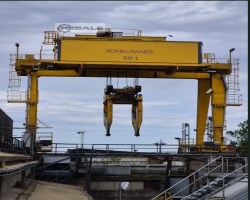 Maschine: KONECRANES Heavy-duty FEM M8 c Schienenmontierter Kran zum Entladen von Baumstämmen