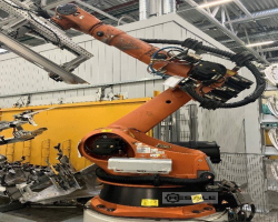 Maschine: KUKA KR240L180-2 2000 Industrieroboter