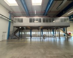 Maschine: U u Büro-Mezzanine, Meisterbüro auf Lagerbühne