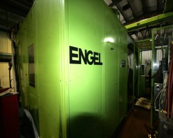 Maschine: ENGEL 7050/1500 Duo mit Engel Roboter 