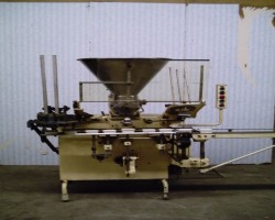 Maschine: BENHIL 8210 Fermavit Becherfüll- und Verschliessmaschine